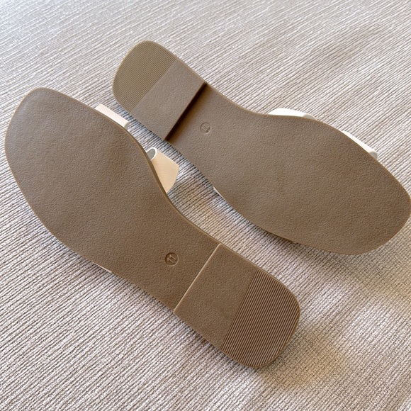 “H” Sandals in White 🤍 - Picture 3 of 4